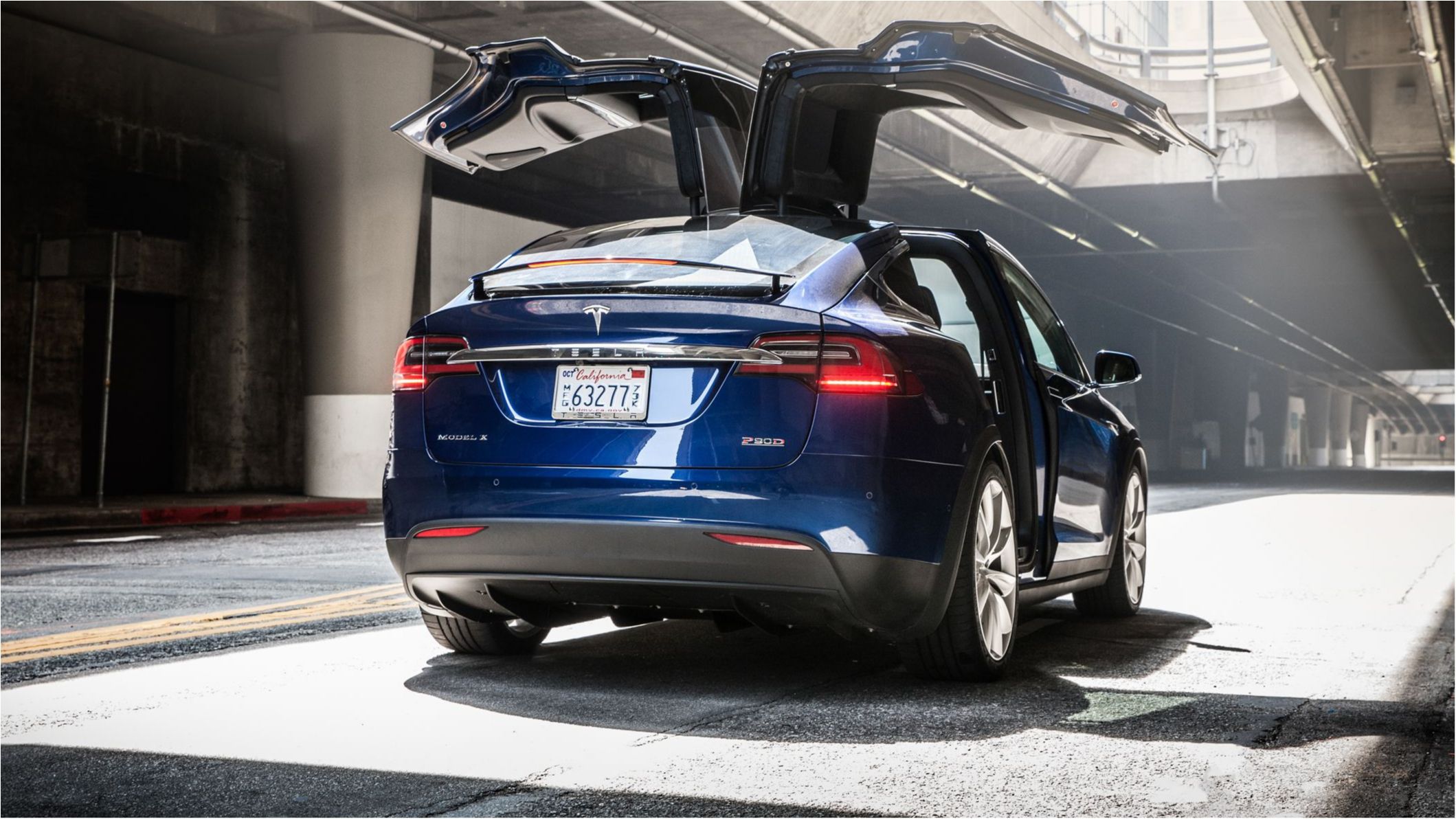 Tesla Model X відбуксирував 43-тонну вантажівку: відеофакт