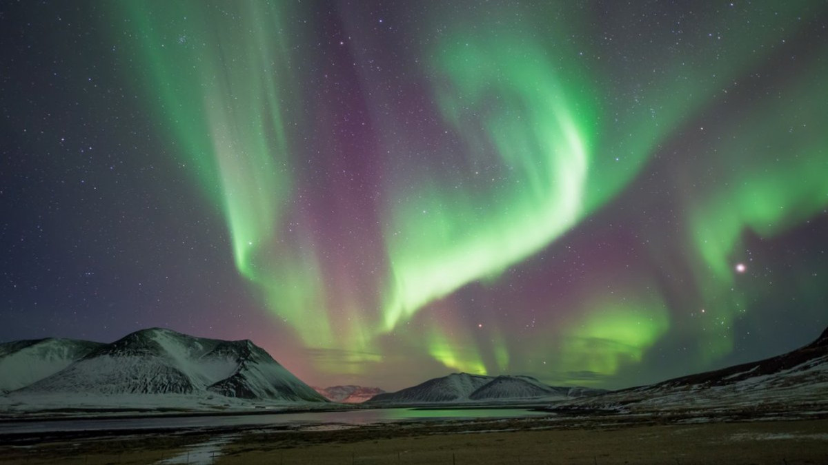 Неймовірне полярне сяйво в Норвегії: відео, що заворожує - фото 1