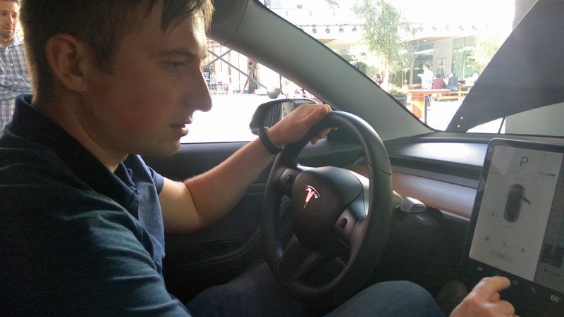 Олександр Кравцов проїхався на Tesla Model 3 - фото 1
