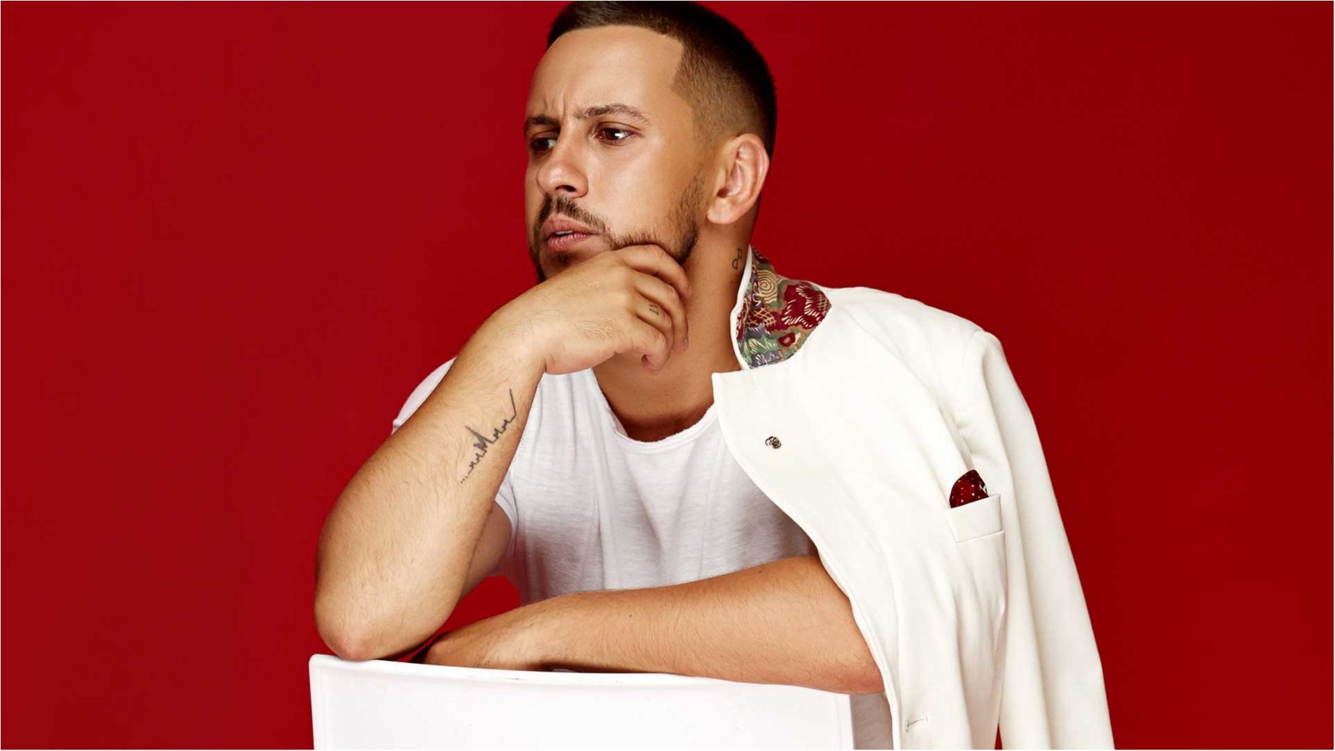 MONATIK представив новий запальний кліп з бійками та вінілом