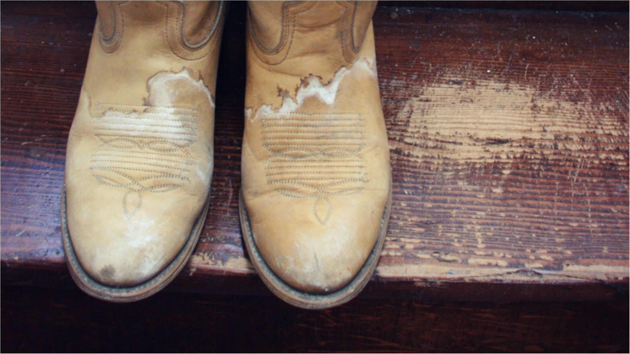 Зимовий лайфхак: як прибрати плями солі зі взуття