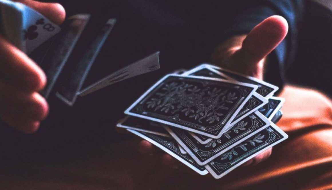 Ви не повірите! Шалений трюк з картами став хітом мережі - фото 1