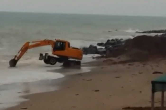 У мережі обговорюють кримський екскаватор у штормовому морі: відео