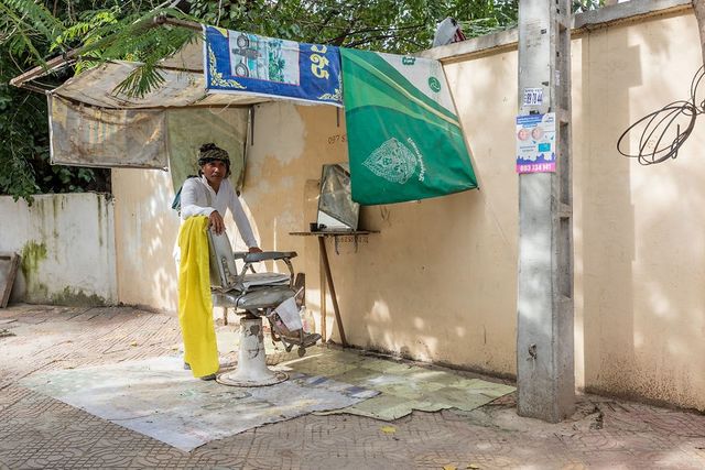 На охороні бороди та волосся: як виглядають вуличні барбери у Камбоджі - фото 227252