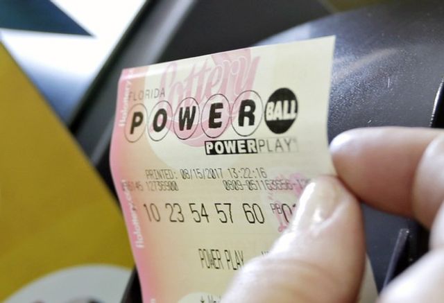 Американка не може отримати виграш у лотерею, бо боїться назвати ім'я- фото 226515