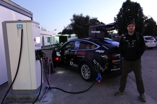 Tesla Model X: перший електрокар, який перетнув Сахару - фото 226238