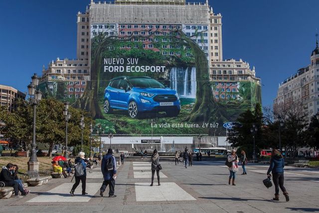 Ford встановив найбільший у всьому світі білборд з рекламою- фото 230214