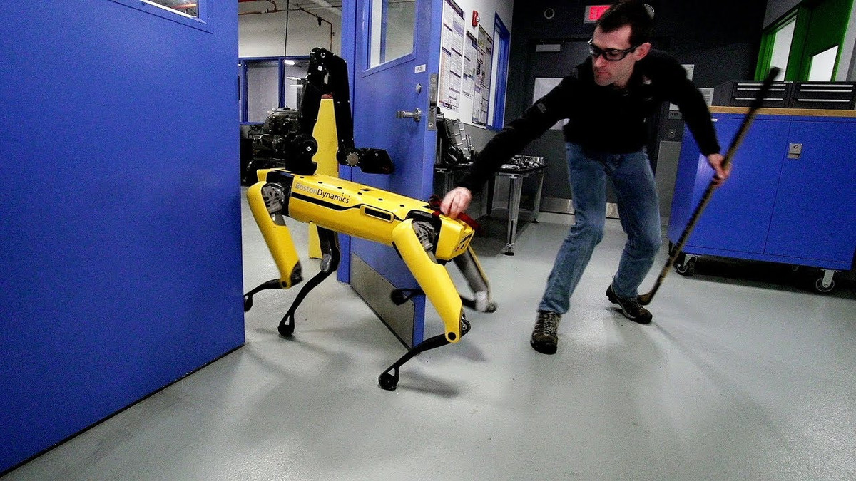 Як люди знущаються з робота від Boston Dynamics - фото 1