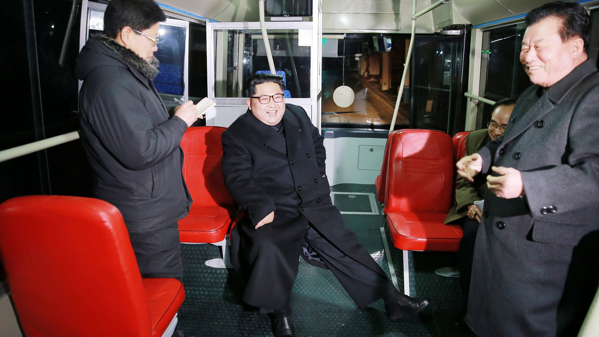 Кім Чен Ин катався у тролейбусі нічним Пхеньянем - фото 1