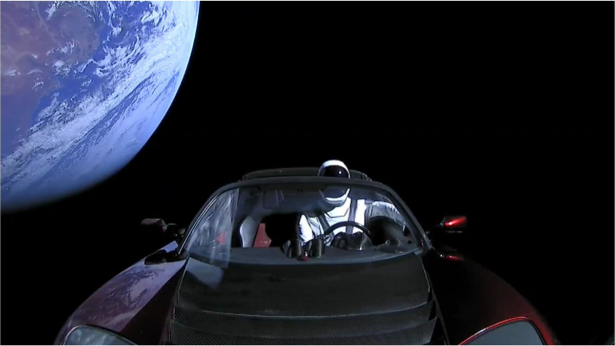 SpaceX запустила в космос ракету Falcon Heavy з кабріолетом Tesla - фото 1
