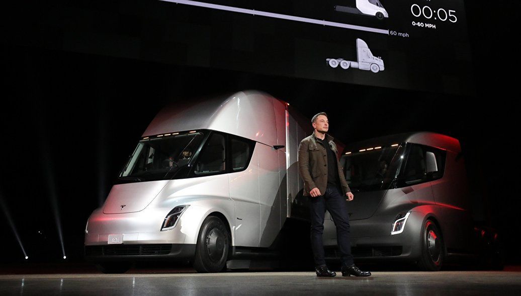 Електричну вантажівку Tesla Semi зняли на шосе: відеофакт