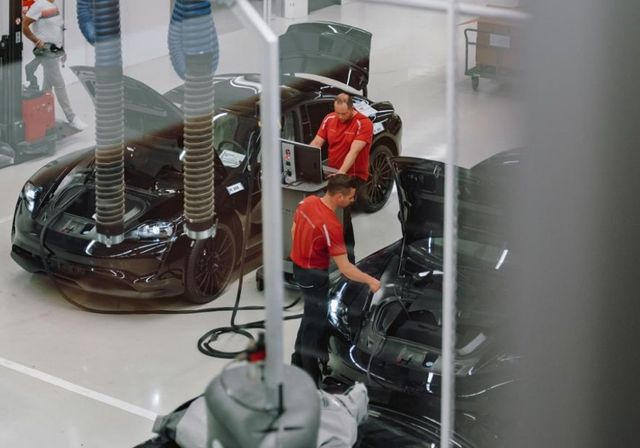 Porsche опублікував фотографії збірки електрокара Mission E - фото 234888