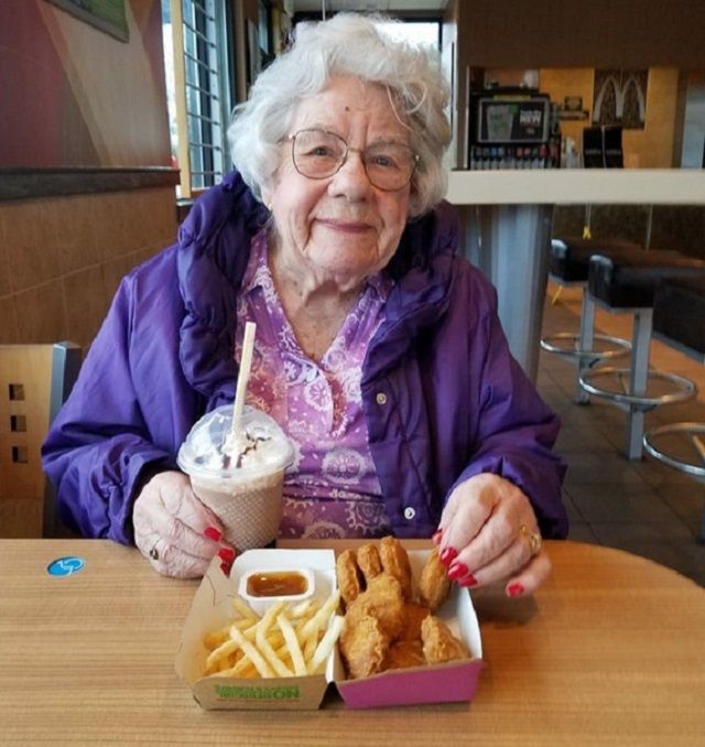 101-річна бабуся стала зіркою мережі: фотофакт - фото 1