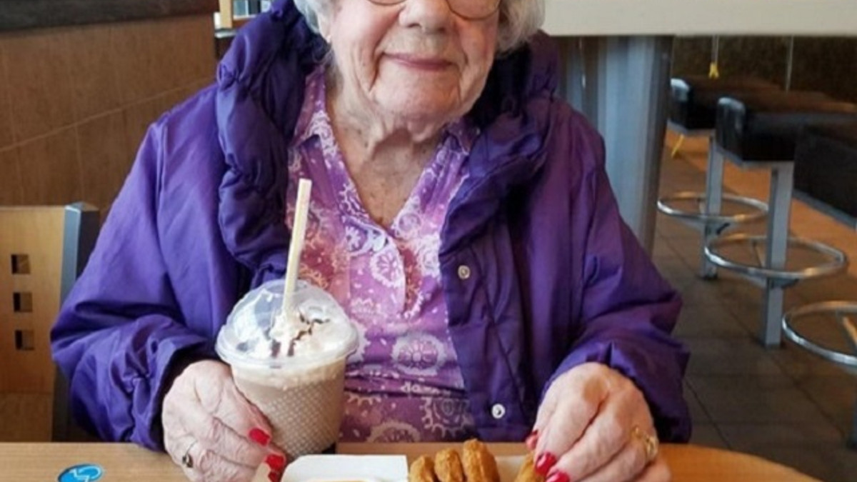 101-річна бабуся стала зіркою мережі: фотофакт - фото 1
