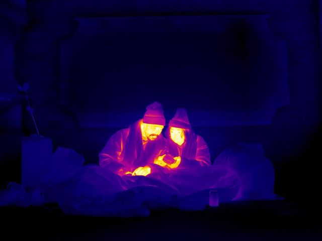 Фотограф робить незвичайні фото безхатченків, які вас вразять - фото 230905