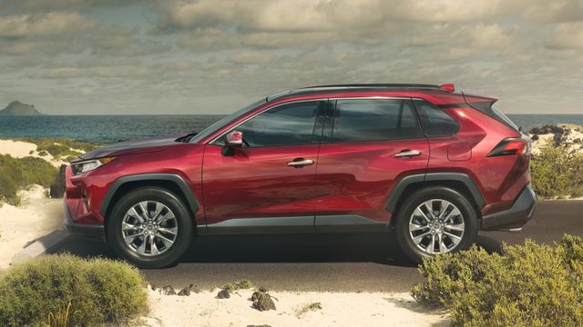 У мережі розсекретили зовнішність Toyota RAV4 - фото 236301