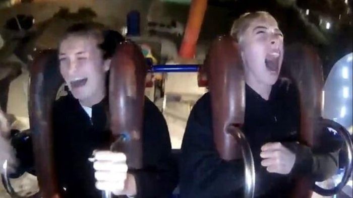 Реакція дівчини у парку атракціонів підірвала мережу