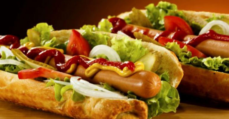 Вульгарна реклама хот-догів обурила українців: фотофакт - фото 1