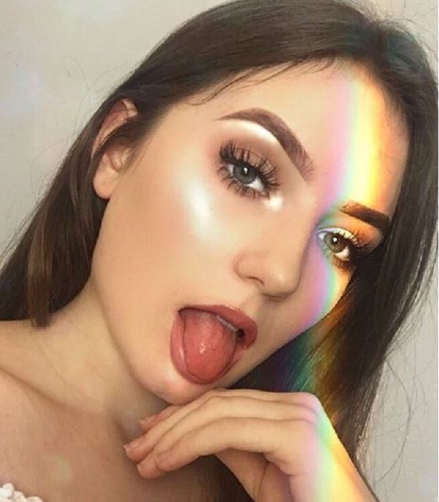 Що ж з бровами? Британська блогерка дивує мережу макіяжем