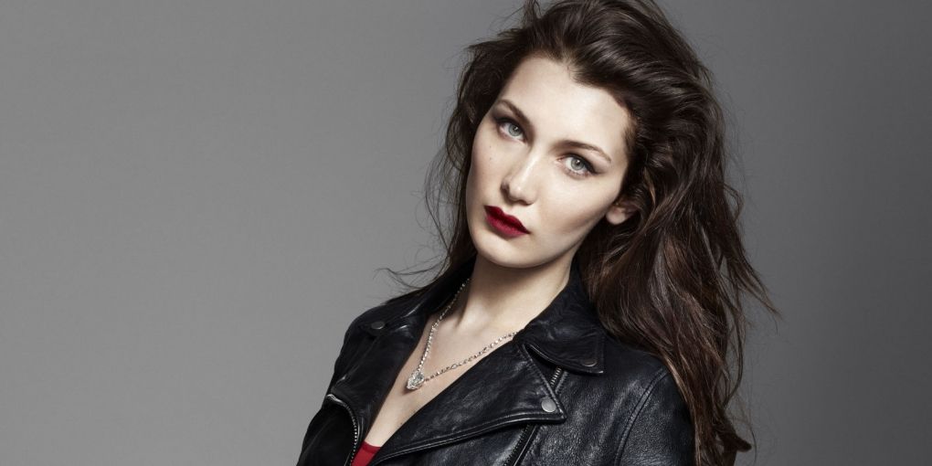 Белла Хадід показала яскраві фото з Китаю