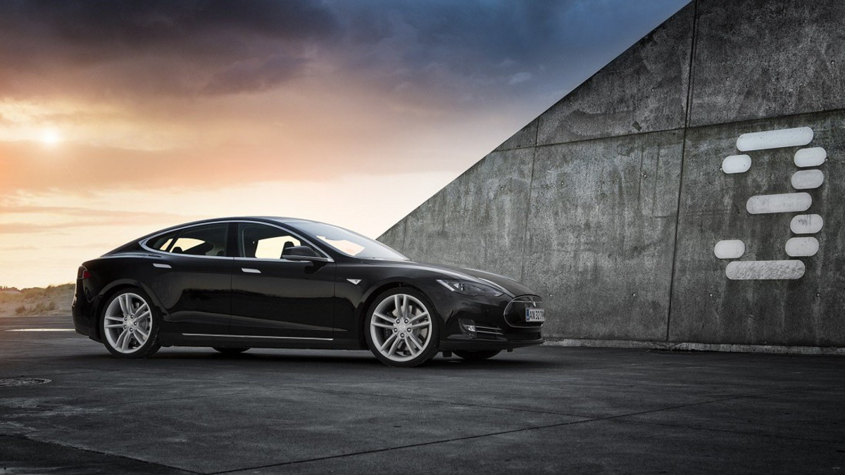 Блогер доїхав на розрядженій Tesla Model 3 до зарядної станції - фото 1