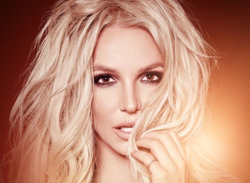 Брітні Спірс у міні-сукні викликала суперечки серед фанатів - фото 1