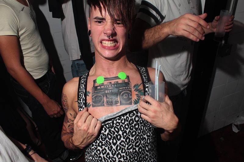 Учені з'ясували, чому татуювання не тьмяніють і не зникають з шкіри