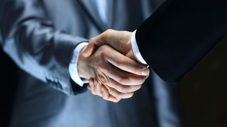 Ось про що може свідчити сильне рукостискання - фото 1