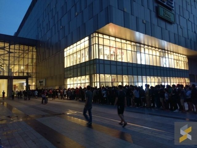 Черга за 50-доларовими iPhone 5S в Малайзії - фото 231572