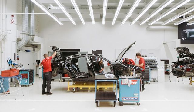 Porsche опублікував фотографії збірки електрокара Mission E - фото 234891