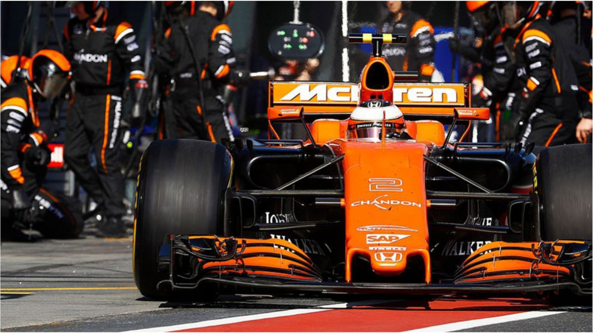 Механіки McLaren неправильно поміняли колеса і розсмішили мережу - фото 1