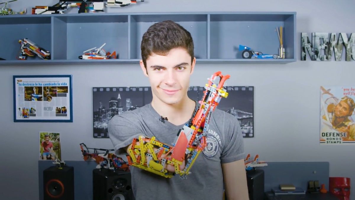 Не лише іграшки: Школяр зробив протез руки з конструктора LEGO