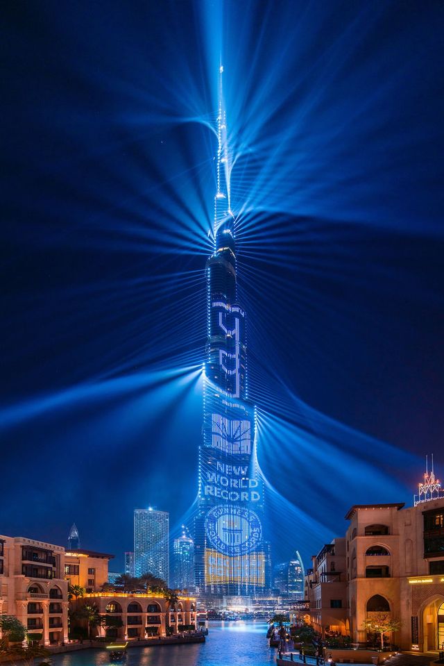 Рекордне лазерне шоу у Дубаї: фото, від яких перехоплює дух - фото 237129