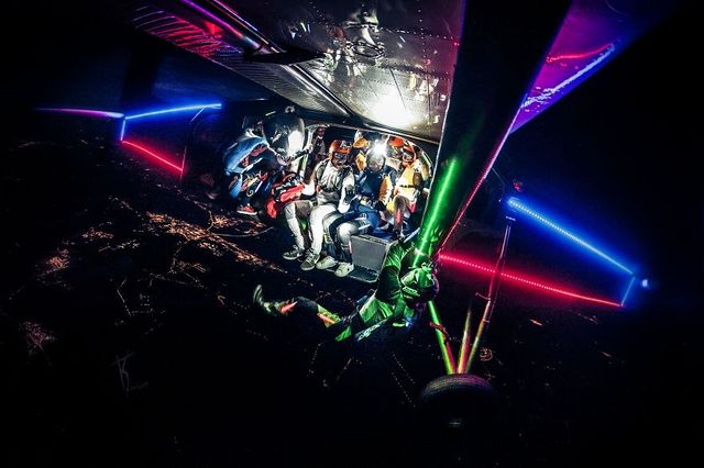 Скайдайвінг з нового ракурсу: яскраві кадри від талановитого фотографа - фото 237050