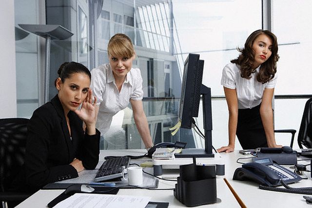 Як вижити чоловікові в жіночому колективі: перевірені методи - фото 235355