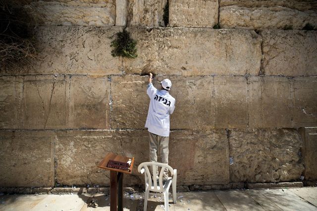У Стіни Плачу звільняють місце для нових послань - фото 234905