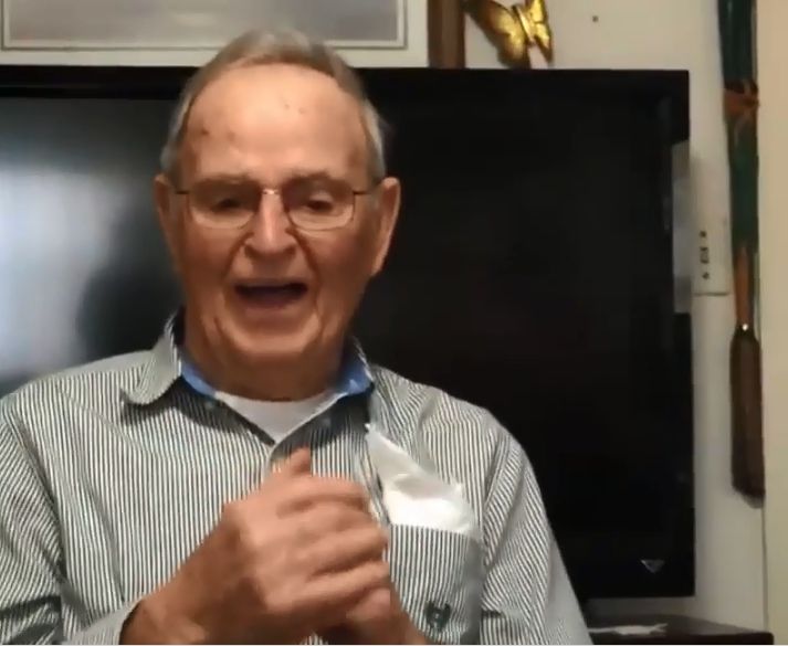 Веселий дідусь зі святковим тортом став зіркою інтернету