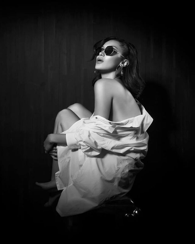 Стильна Белла Хадід у спекотній фотосесії (18+) - фото 235919