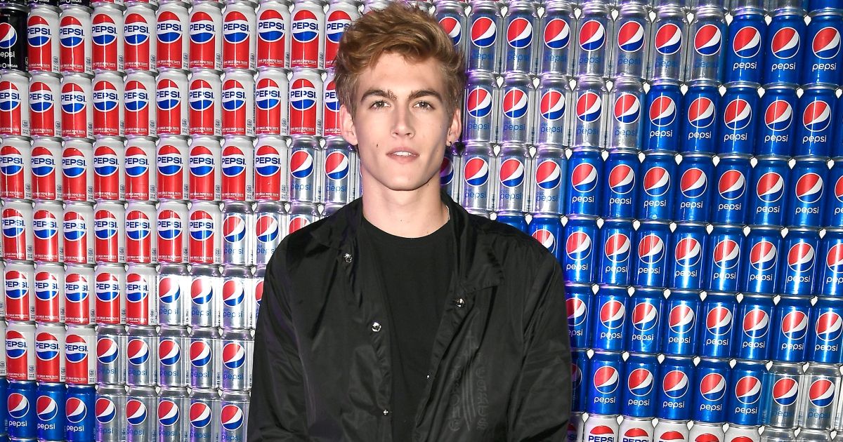 18-річний син Сінді Кроуфорд показав відверте фото зі своєю дівчиною