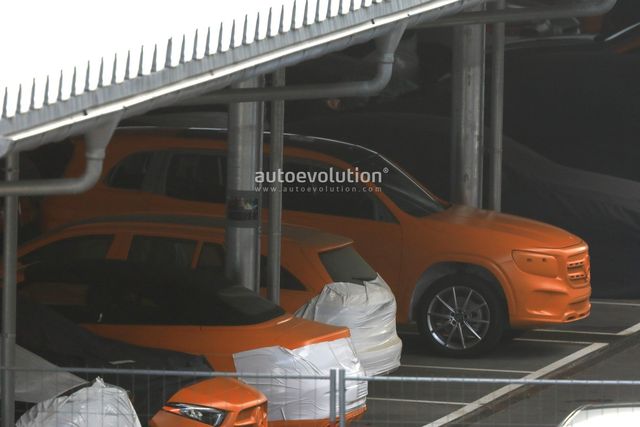 Дизайн нового кросовера Mercedes-Benz показали на макеті для краш-тестів - фото 235150