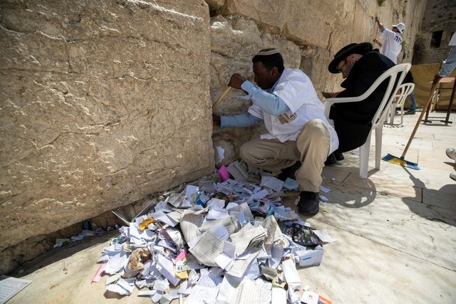 У Стіни Плачу звільняють місце для нових послань - фото 234907