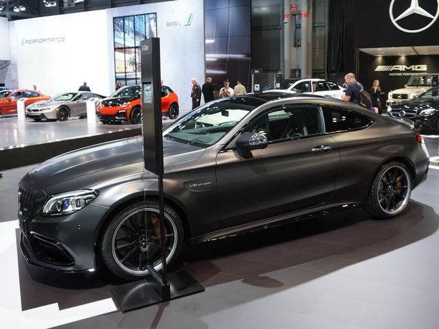 Оновлений Mercedes-AMG C63 - фото 236433