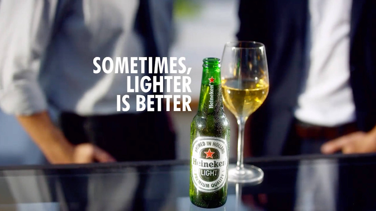 Відома марка пива видалила нову рекламу через расизм - фото 1