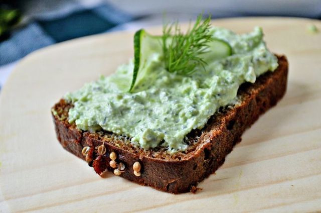 Гарячі бутерброди із зеленню і сиром  - фото 231577