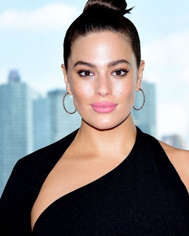 Ешлі Грем вигідно підкреслила свої спокусливі форми - фото 232599