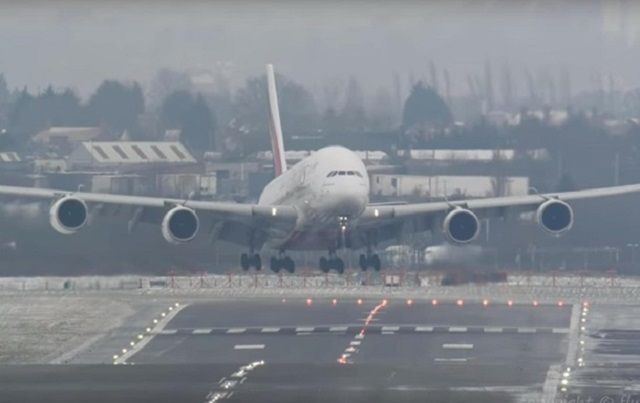 Посадку найбільшого лайнера в шторм зняли на відео