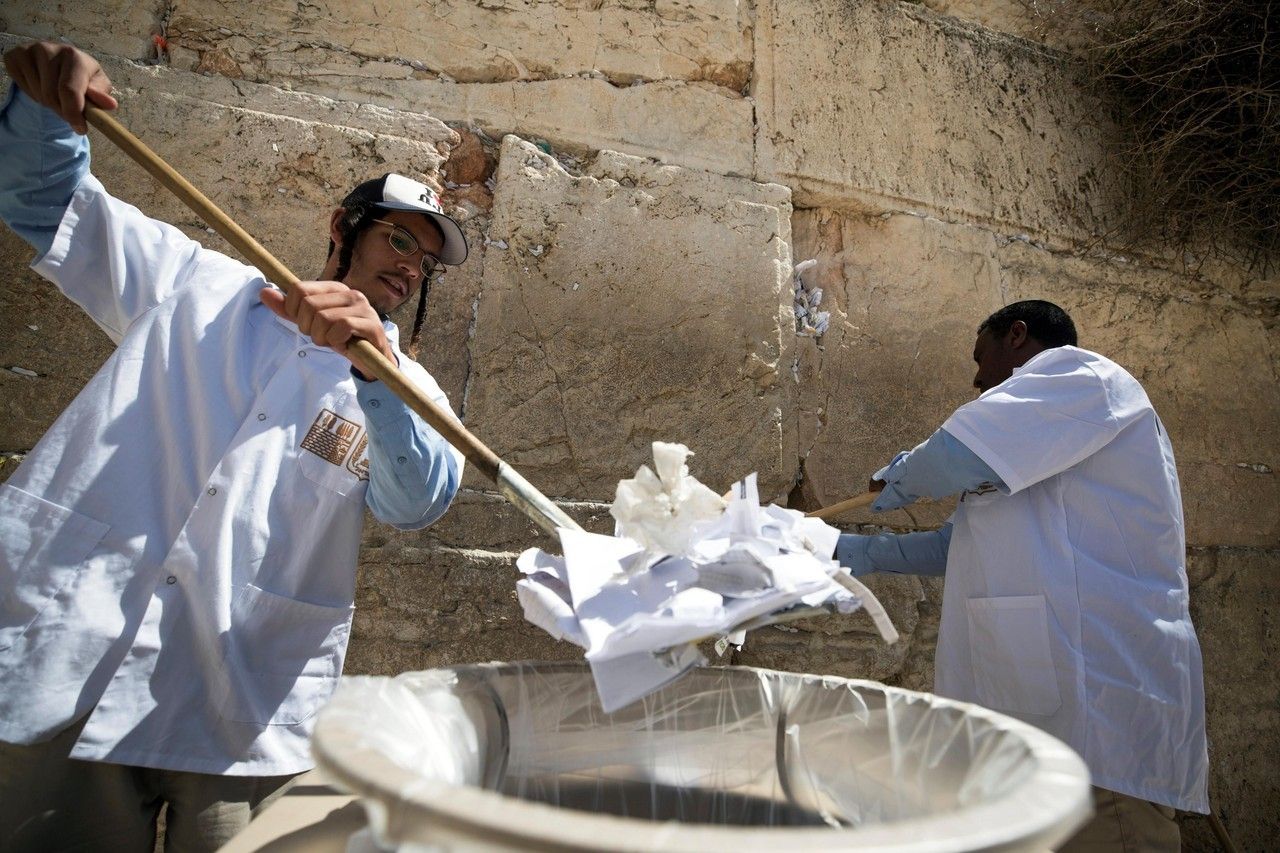 У Стіні Плачу звільняють місце для нових послань