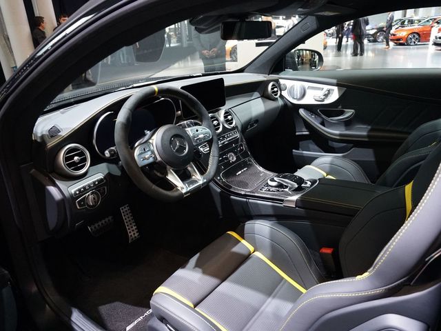 Оновлений Mercedes-AMG C63 - фото 236435