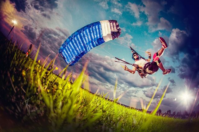 Скайдайвінг з нового ракурсу: яскраві кадри від талановитого фотографа - фото 237054