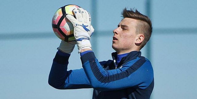 За збірну України дебютував наймолодший воротар в історії команди - фото 235184